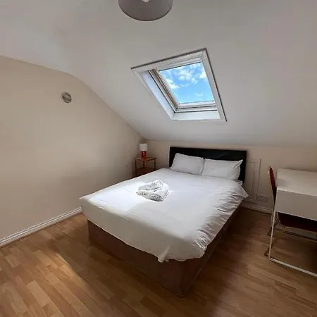 Spacious 4bed Duplex In Newcastle 아파트 골웨이